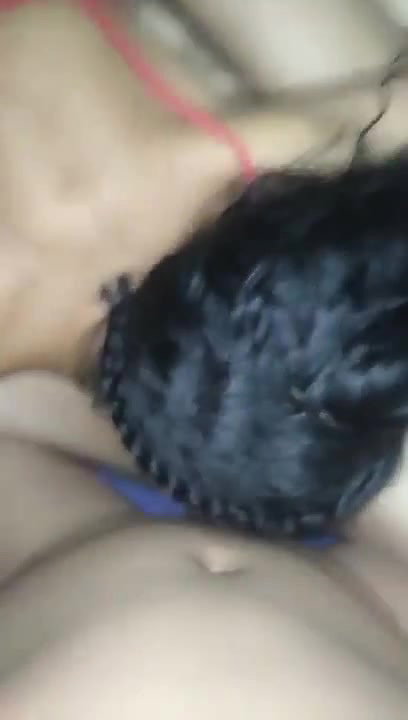Trio casero con mi esposa y su amiga. Le afeitados la vagina antes de comersela.
