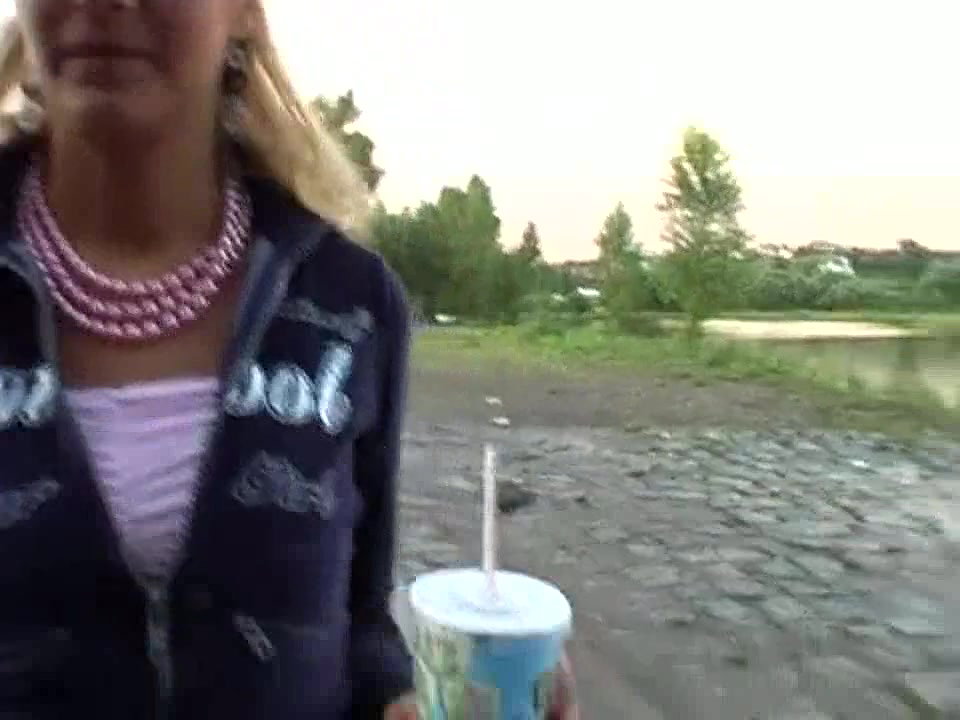 Stranger accepts to suck dicks for cash