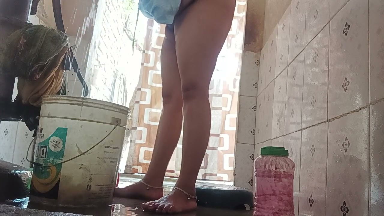 XXX Video of Naked Bhabhi Bathing