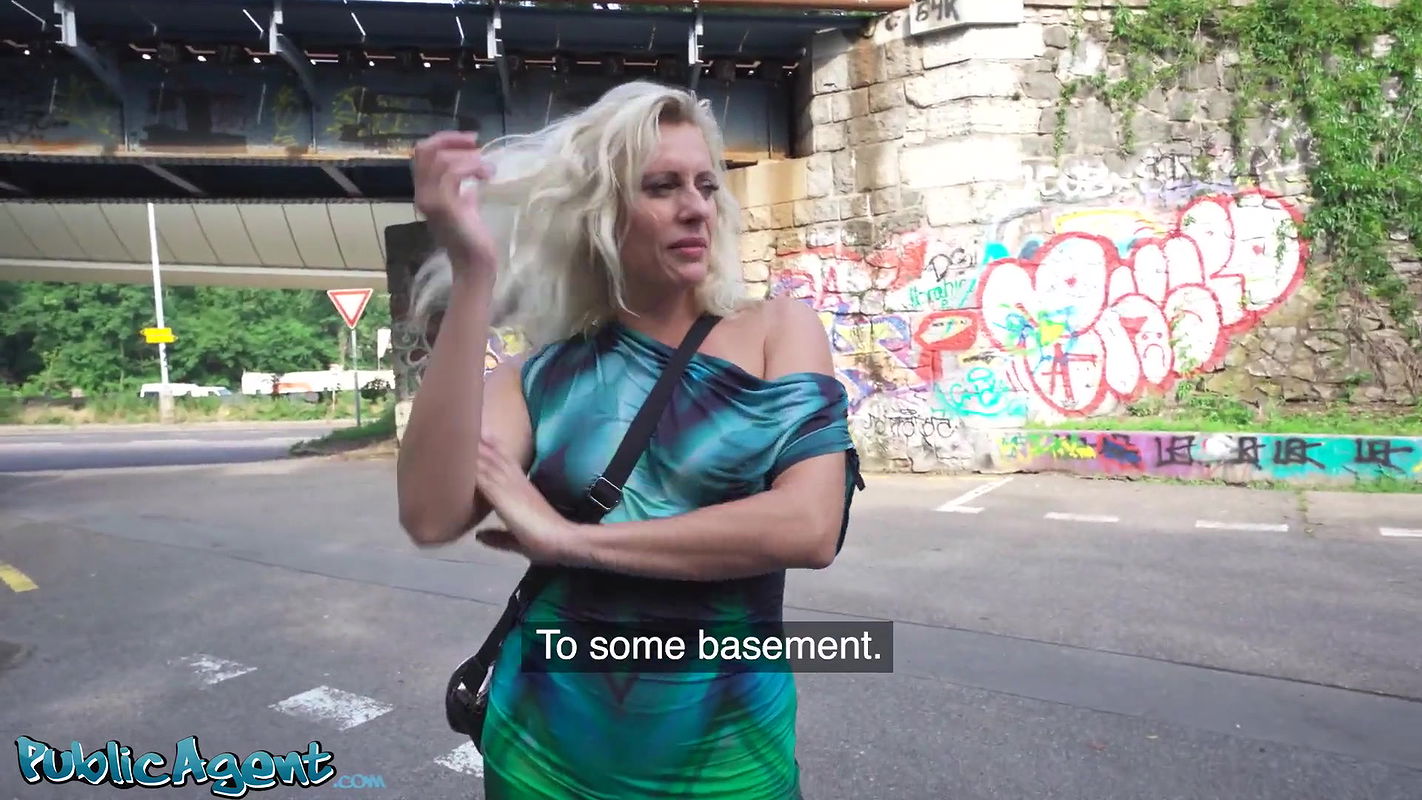 – Blonde MILF with natural tits and nice pussy flaps fucks outdoors in a public park