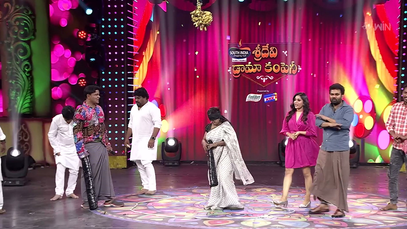 Telugu MILF Bhavana Reddy Hottest Ever Deep Fleshy Navel & Hip Folds Exposure in Game 2