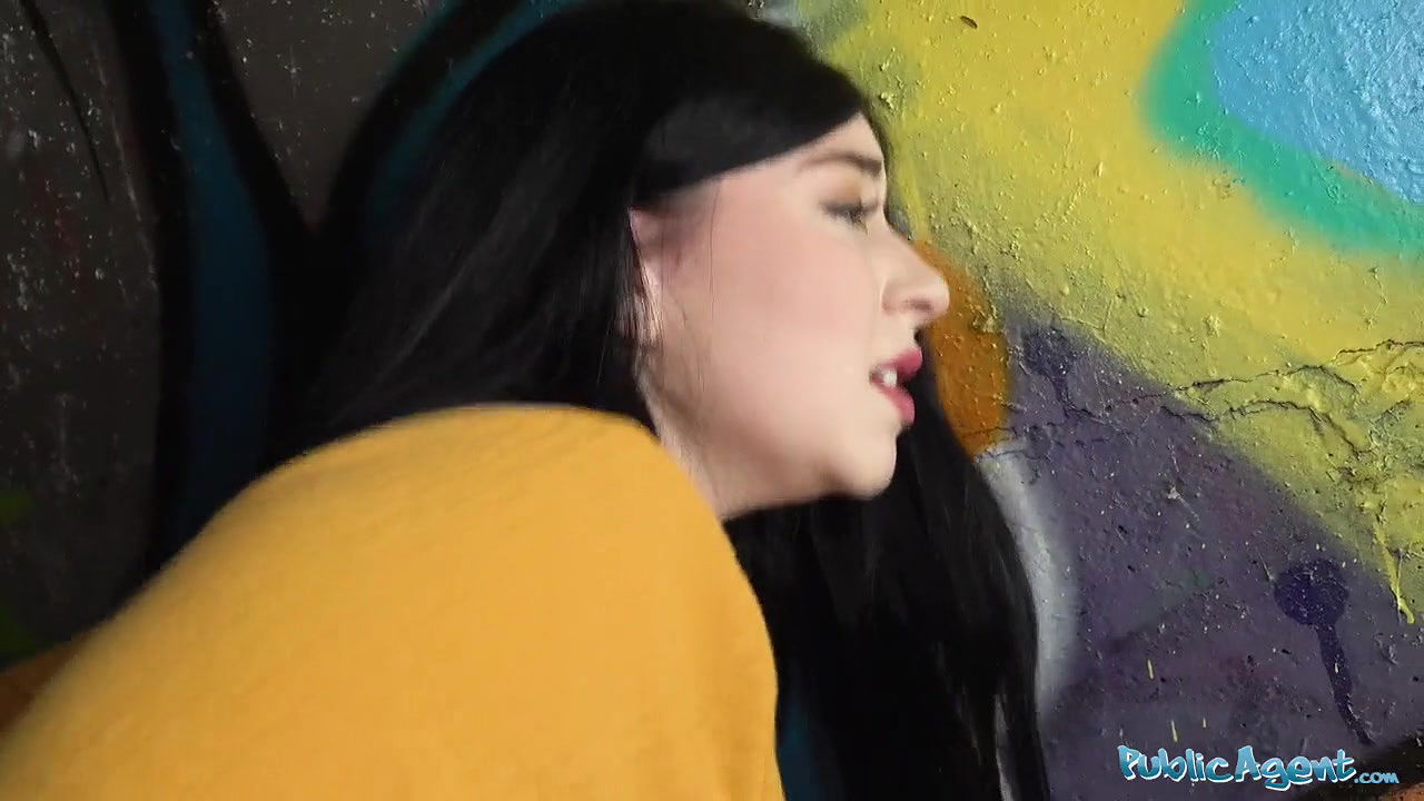 Cash tempts busty American Amilia Onyx to fuck