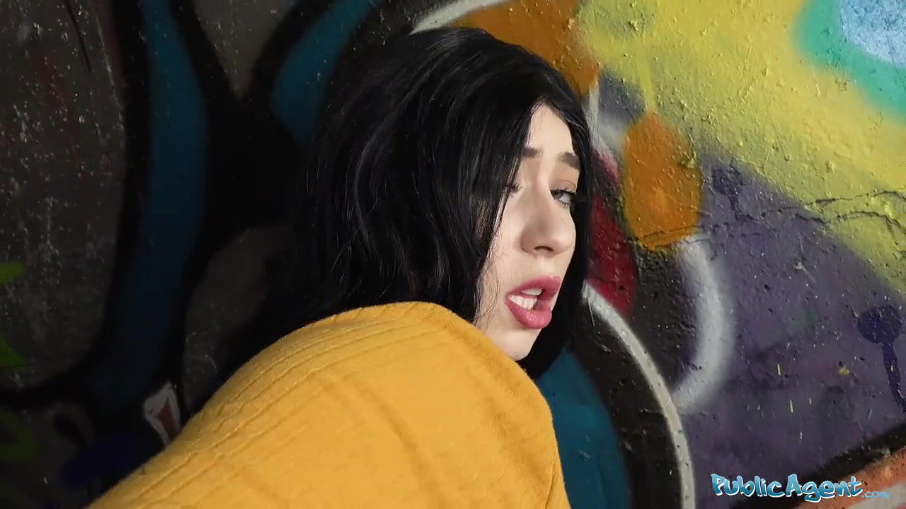 Cash tempts busty American Amilia Onyx to fuck