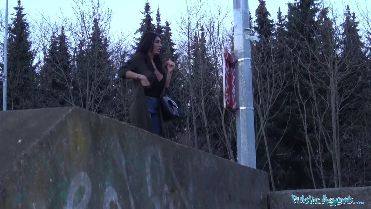 Cheating big boobs Brit deepthroats thick cock on holiday