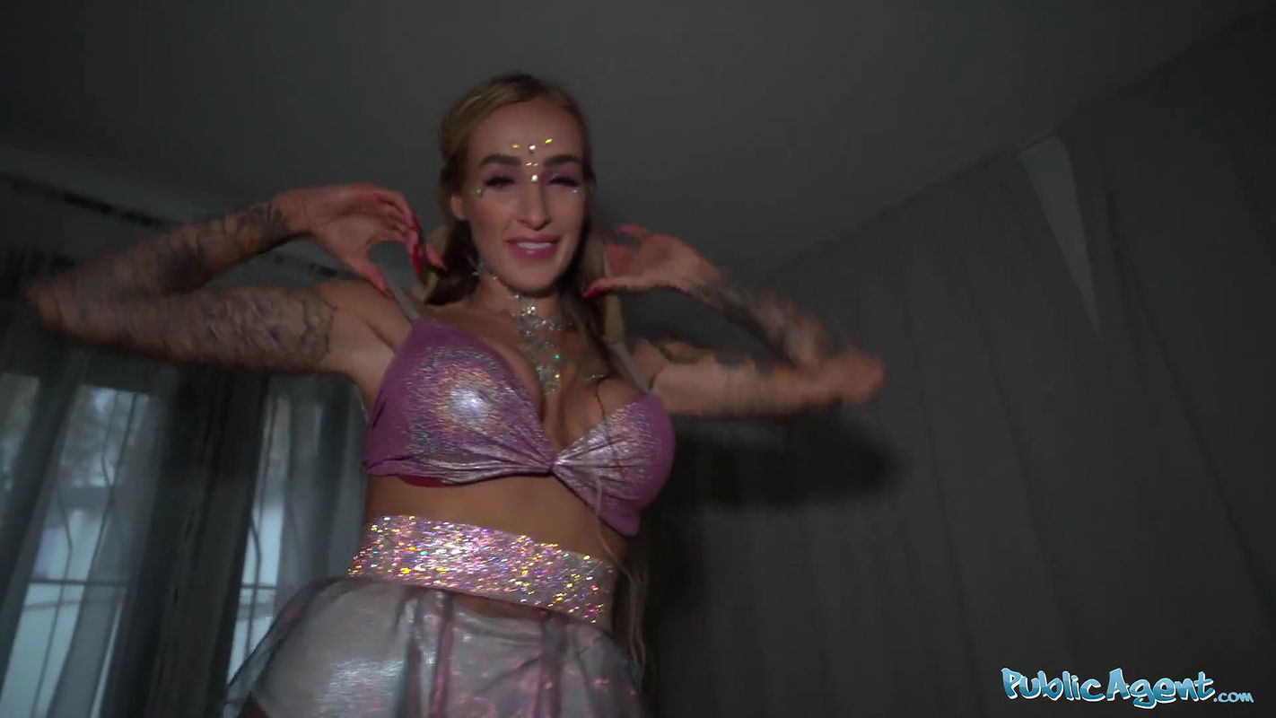 Daisy Lee gives an outstanding striptease dressed as a fairytale princess b4 sex