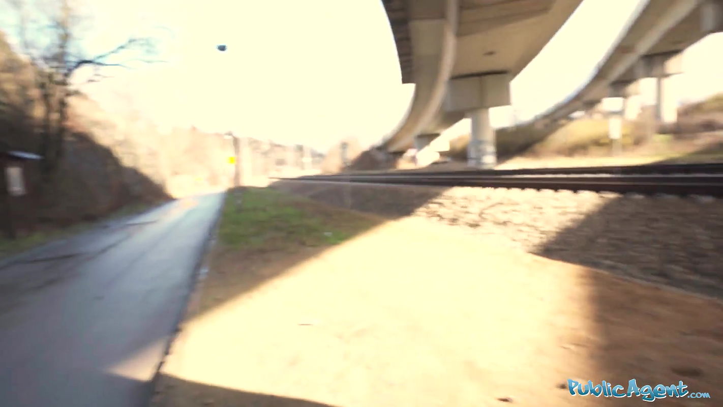 Horny Italian MILF orgasms in public and give great outdoor blowjob