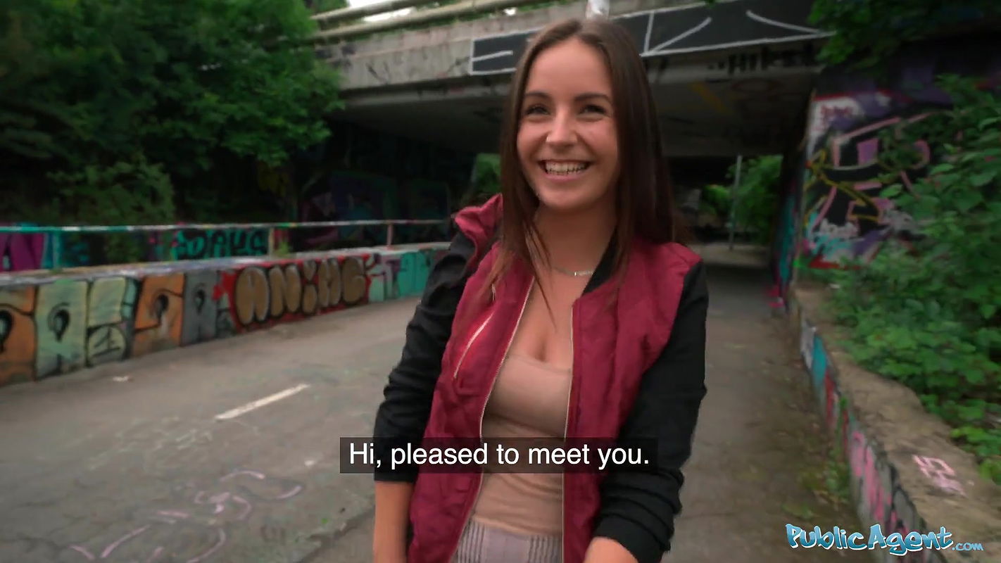 Lenna Ross loves getting her pussy fucked hard in a tunnel