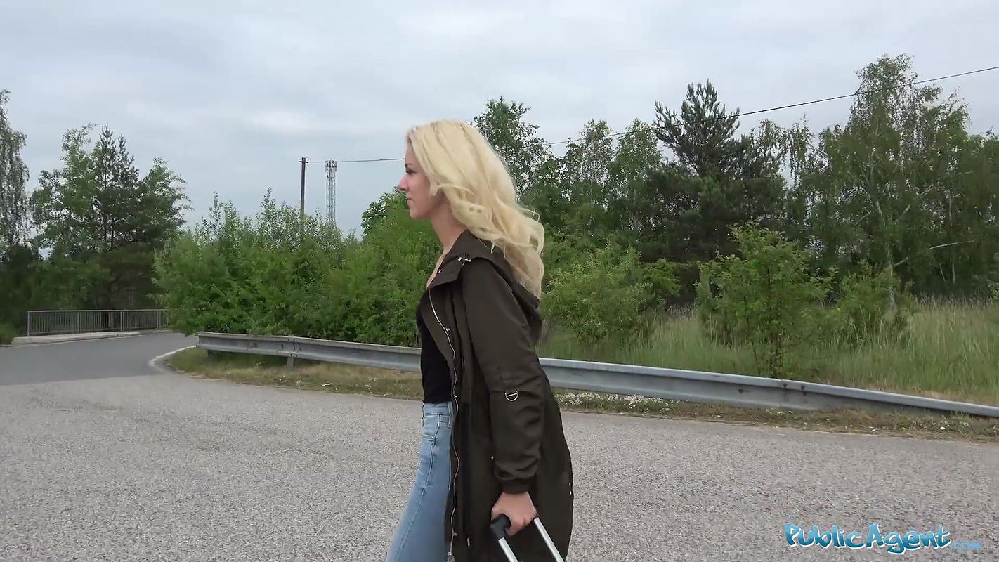 Loud outdoor sex for slim pretty lost blonde