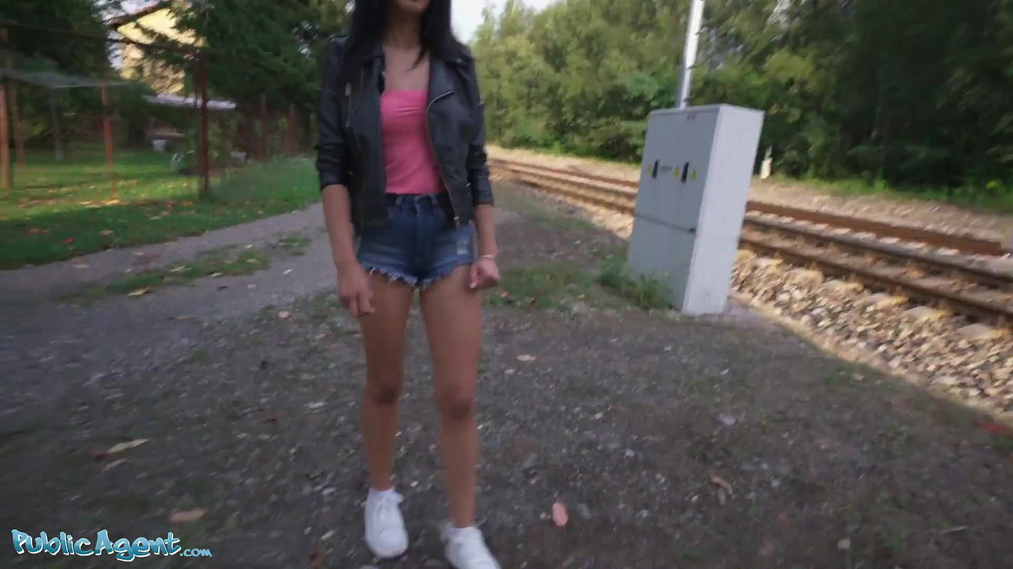 Mia Trejsi fucks Her Pussy With a Dildo