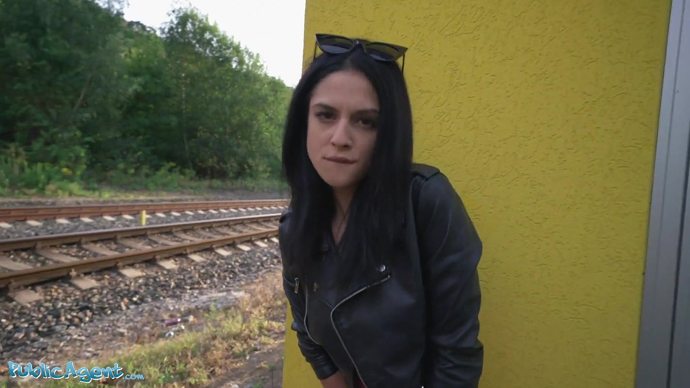 Mia Trejsi fucks Her Pussy With a Dildo