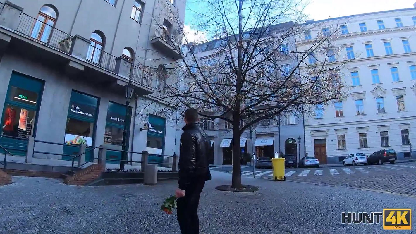 Cuck counts cash while skilled hunter fucks his potential girlfriend