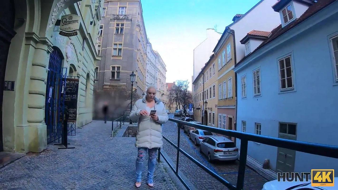 Kerl trifft sich mit vollbusiger Blondine und fickt sie in der Nähe von Mädels BF