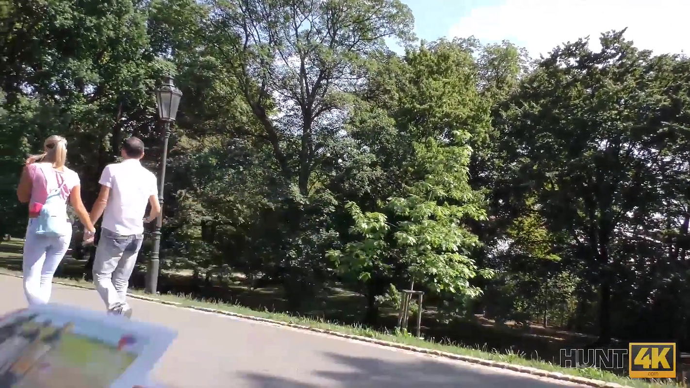 Pour de l’argent, un étalon accepte de regarder comment le chasseur cloue sa petite amie