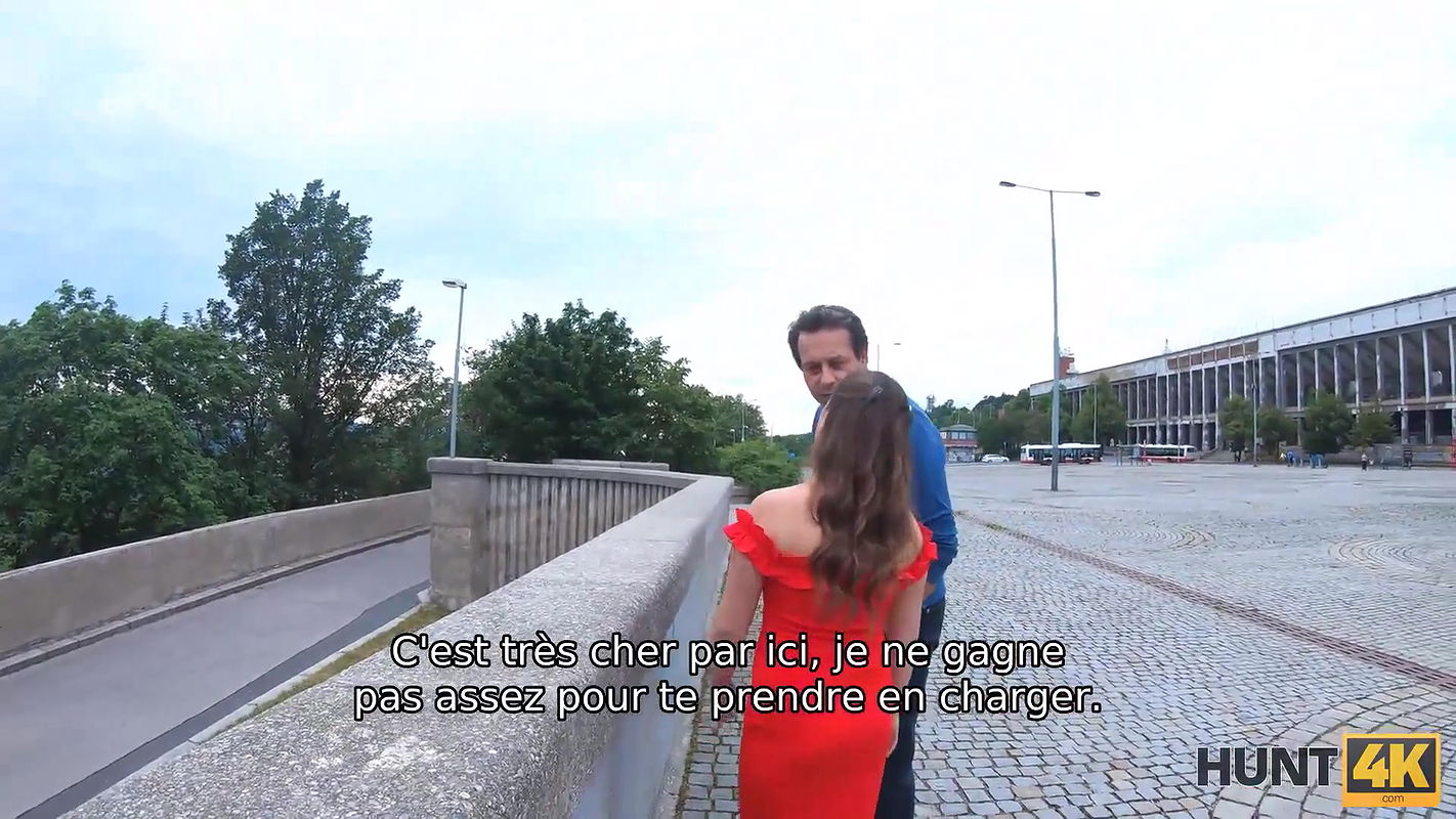 Une fille bien roulée pour de l’argent se fait bien clouer devant son père