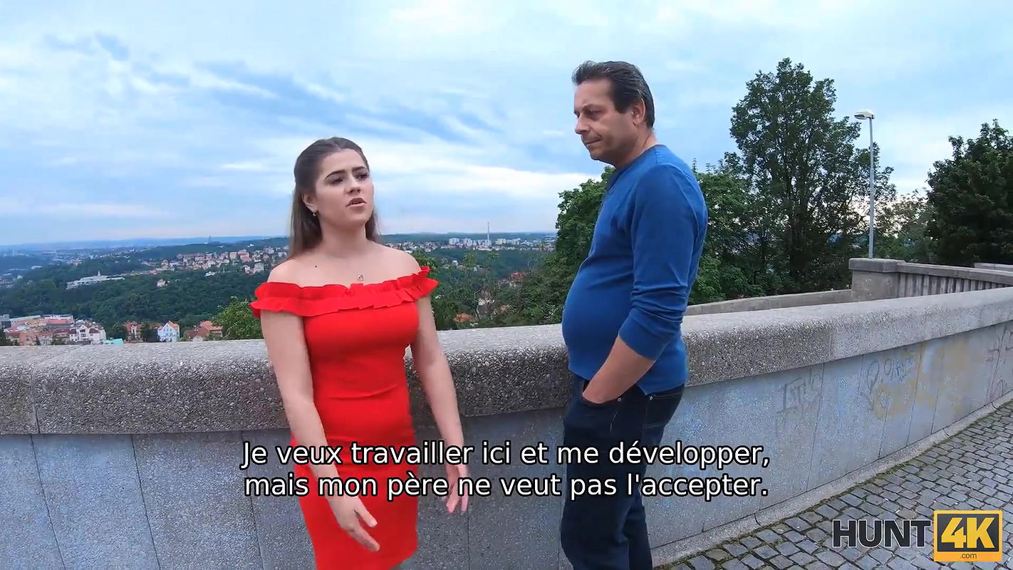 Une fille bien roulée pour de l’argent se fait bien clouer devant son père