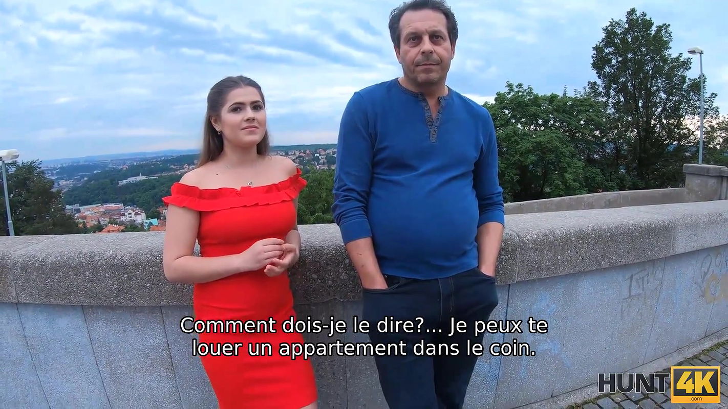 Une fille bien roulée pour de l’argent se fait bien clouer devant son père