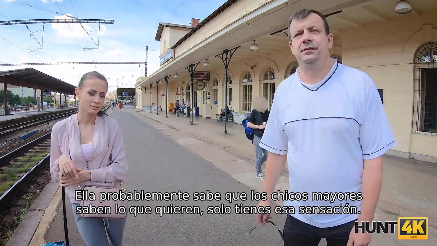Viejo codicioso por dinero en efectivo le permite a la novia tener sexo con un extraño