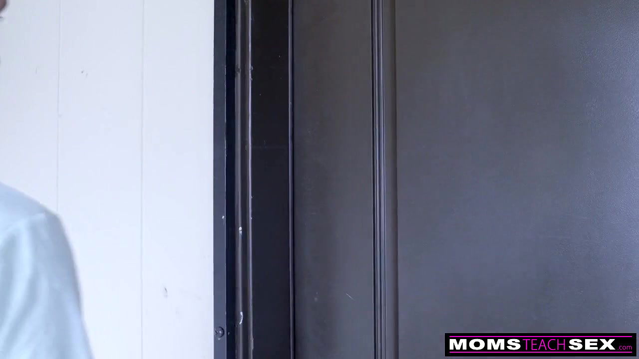 Horny Wife Makes Step Daughter Share Cock While Dad Cooks S7：E8