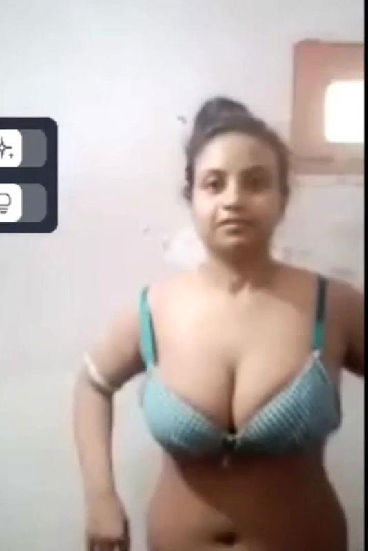 Bhabi Showing Bigboobs to lover