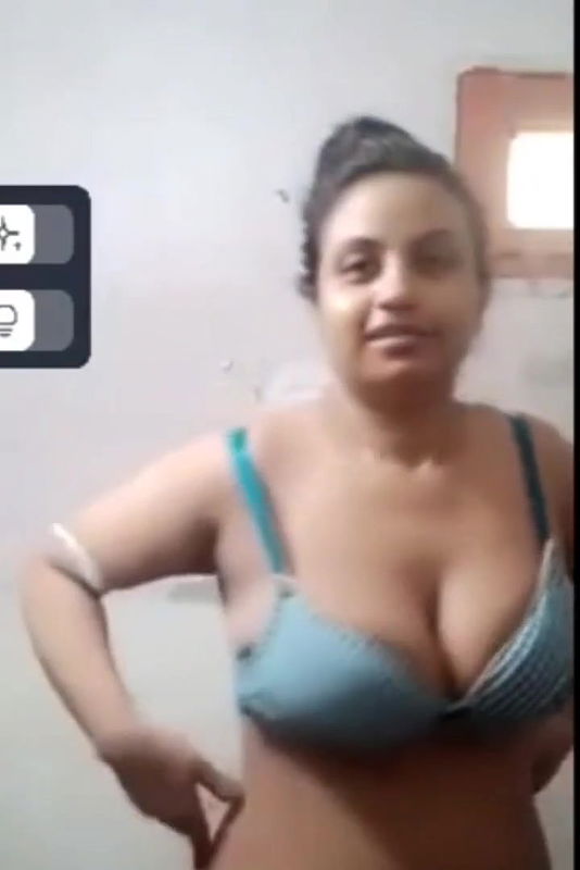 Bhabi Showing Bigboobs to lover