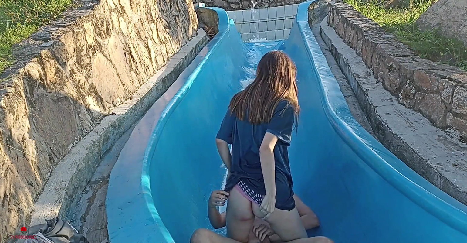 my stepsister gets stuck in the pool and I take advantage of the moment to fuck her.