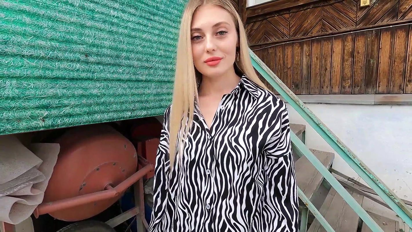 Beautiful Hostess Received A Discount From An Employee