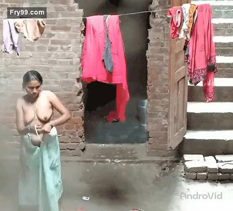 Desi Bhabhi Bathing 3 Clip Marged