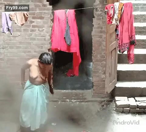 Desi Bhabhi Bathing 3 Clip Marged