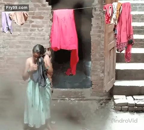 Desi Bhabhi Bathing 3 Clip Marged