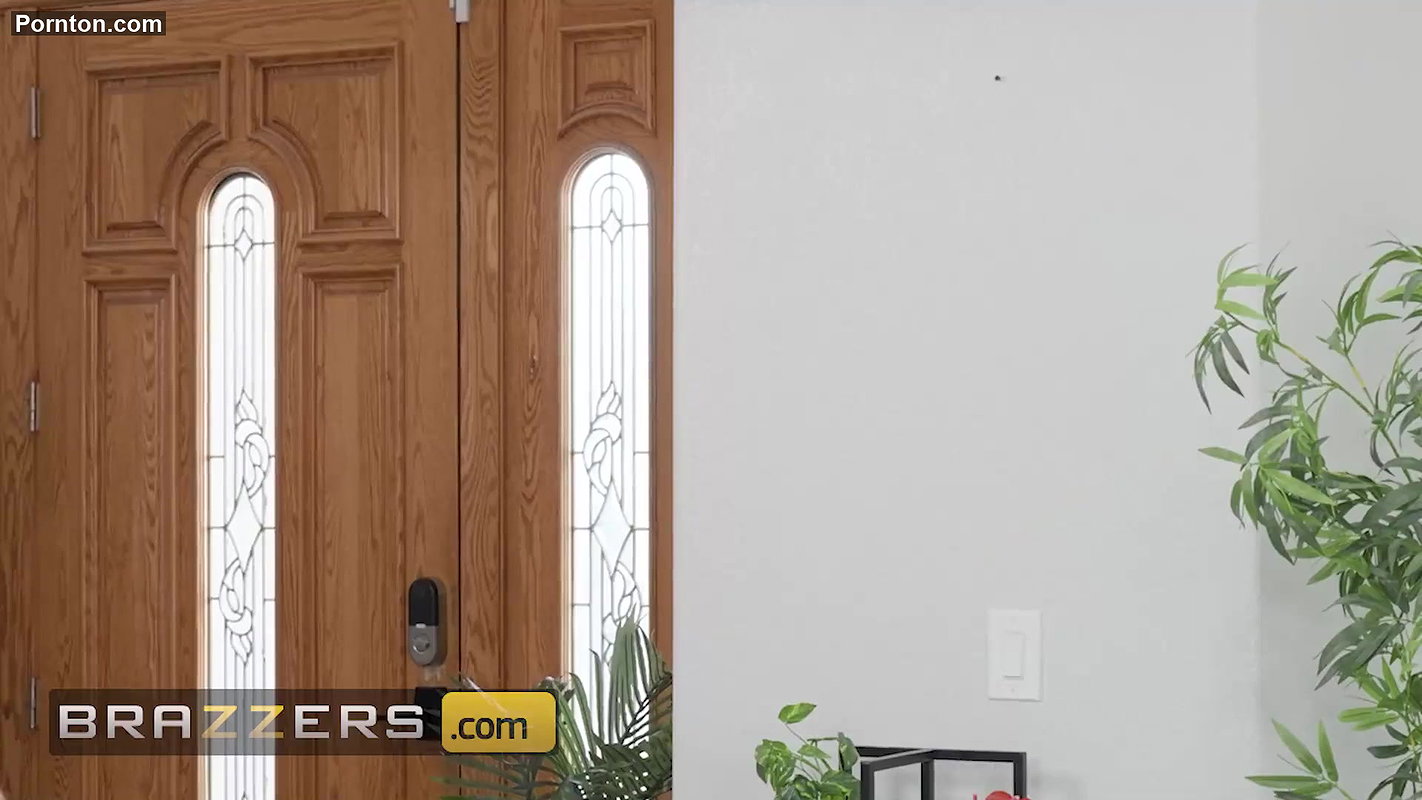 Brazzers – Alexis Fawx Films Herself While Exercising But Zac Can’t Get His Eyes Off Her Hot Body