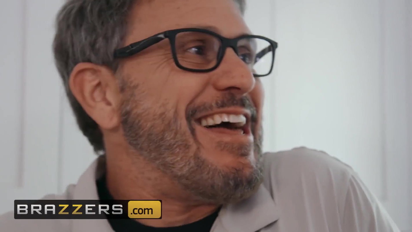 Brazzers – Beautiful milf Linzee Ryder fucks the photographer