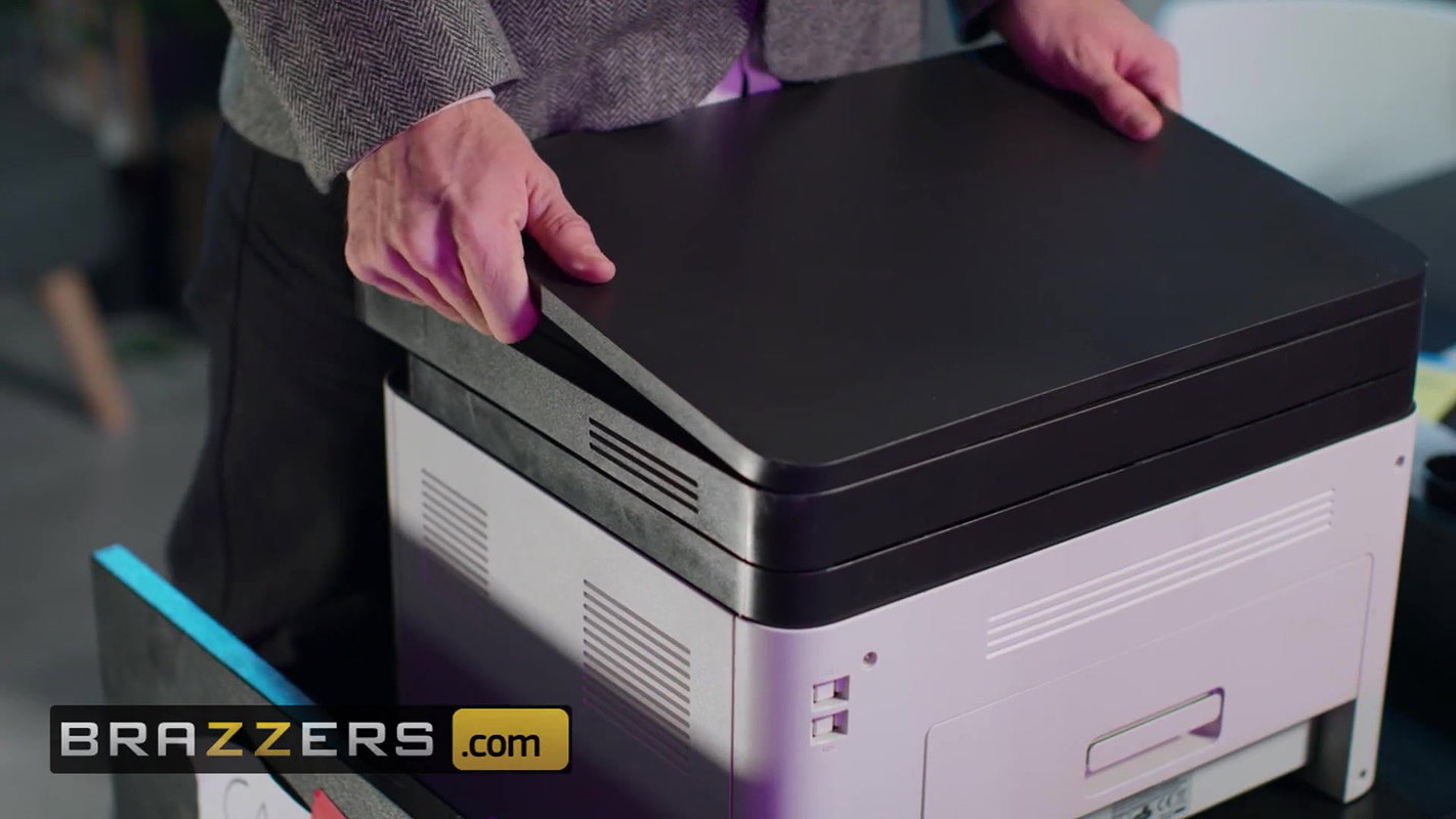 Brazzers – Big Tit coworker Valentina Ricci takes huge brit cock