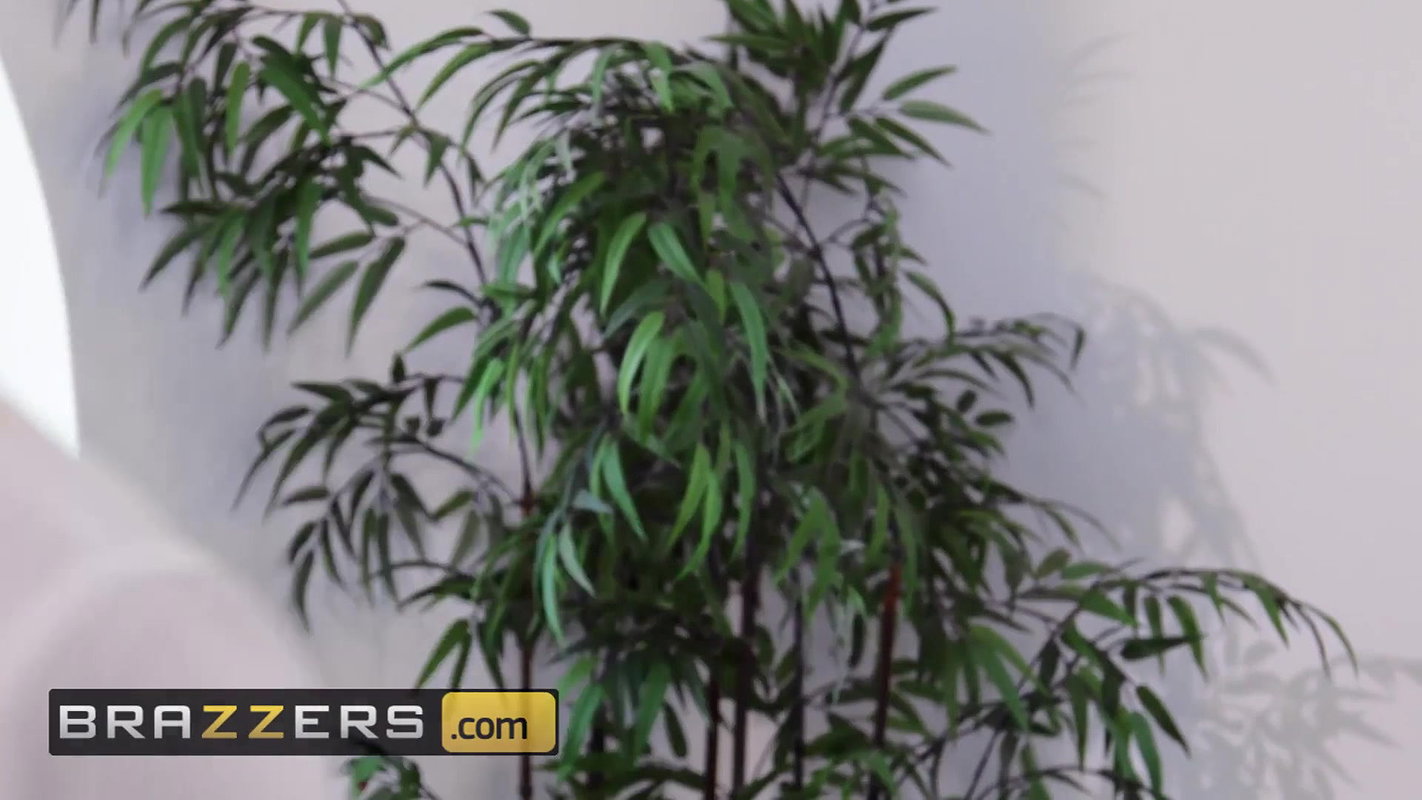 Brazzers – Big tit housewife Desiree Dulce fucks Butler