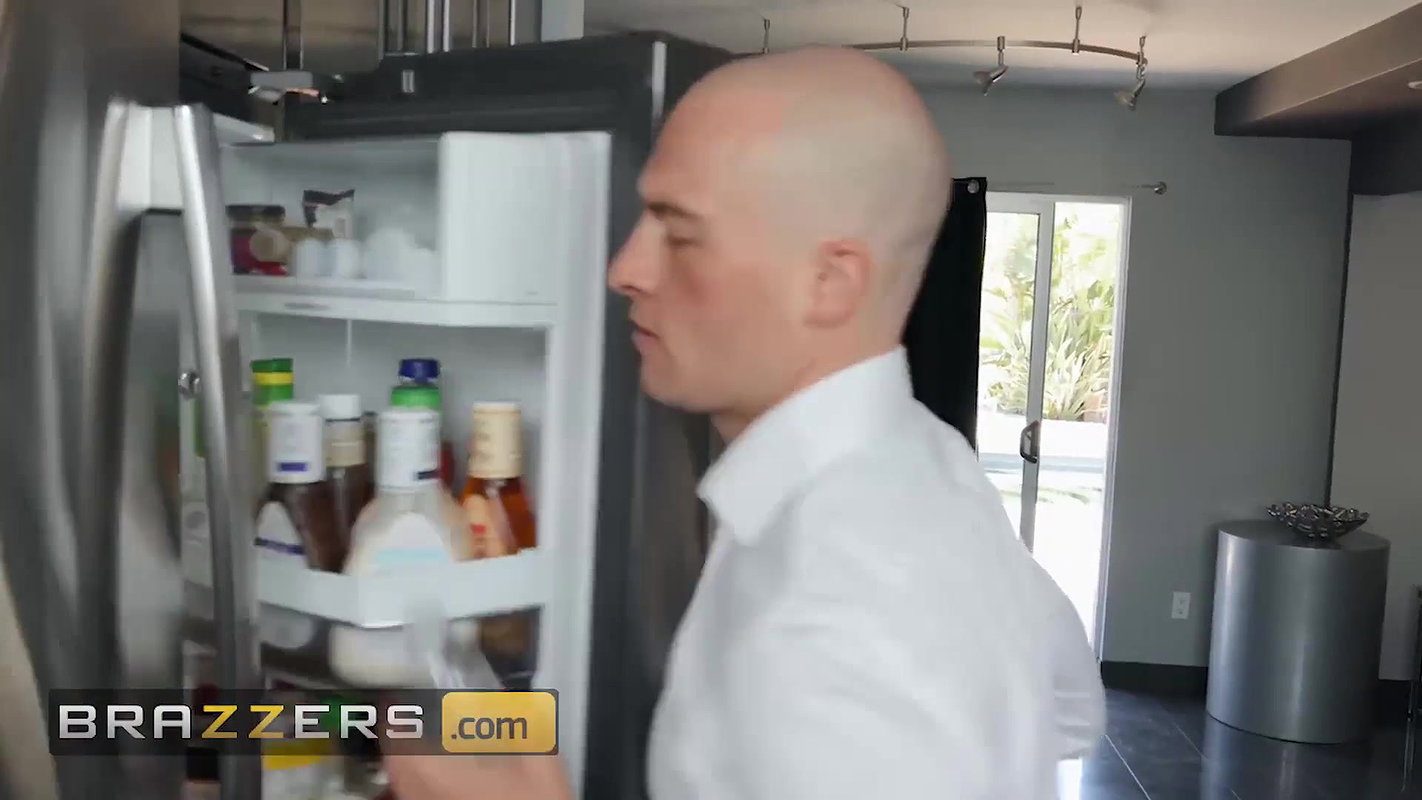 Brazzers – Busty Angela White Is A Sex-crazed Catsuit Burglar & She’s Targeted Zach Wild’s House