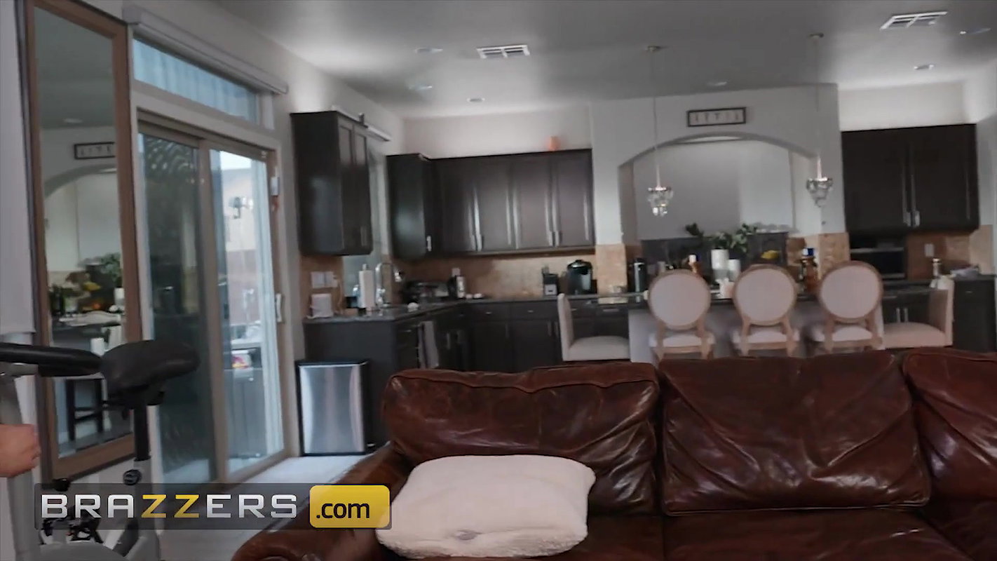 Brazzers – Busty Blonde Amber Alena Seduces Her Training Instructor