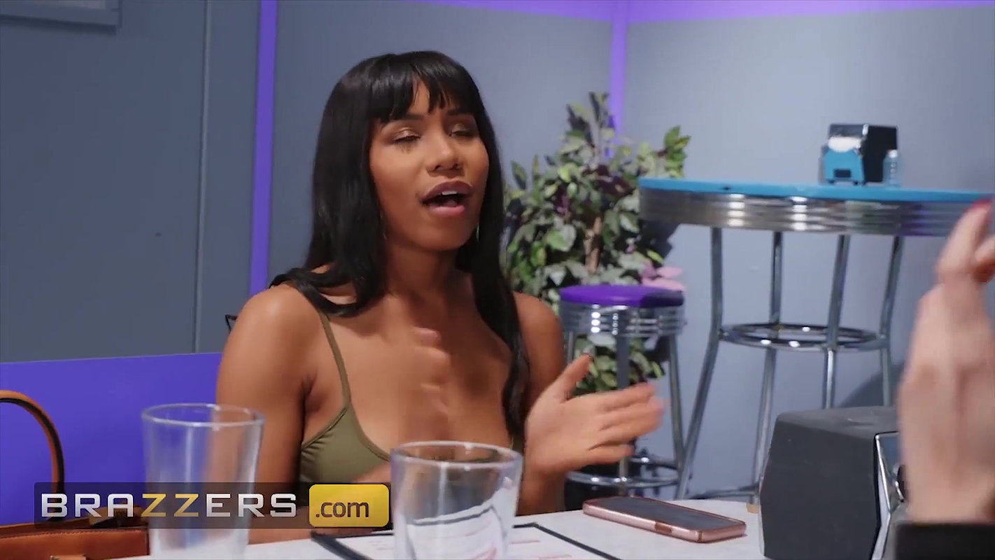 Brazzers – Crazy Hot Threesome With Jenna Foxx, Julie Cash & Maserati