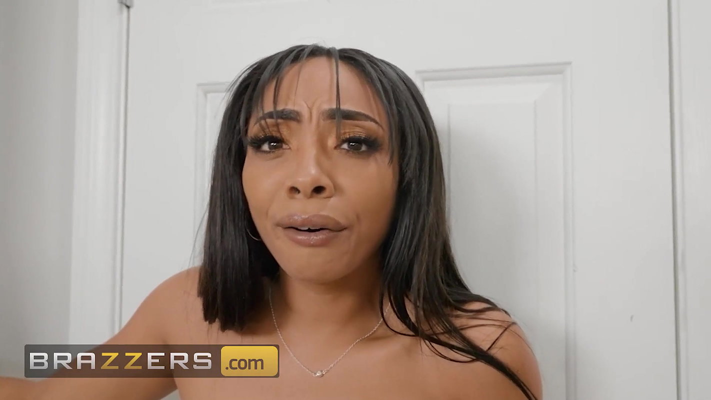 Brazzers – Curvilious Simone Richards Sticks A Dildo On The Door