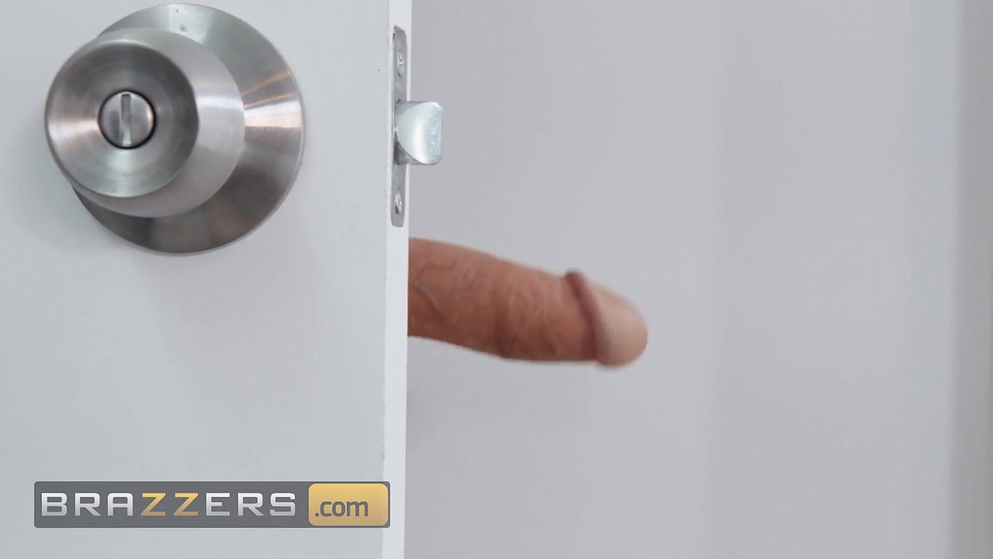 Brazzers – Curvy Dee Williams & Her Stepdaughter Daya Knight Enjoy A Ride On Jimmy’s Eager Cock