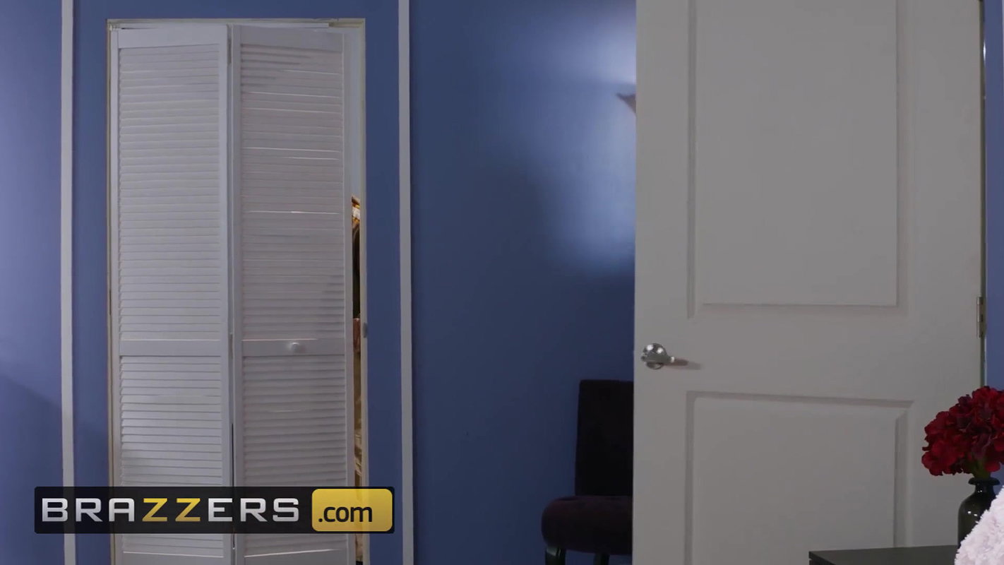 Brazzers – Cute petite Danni Rivers fucks her bfs dad