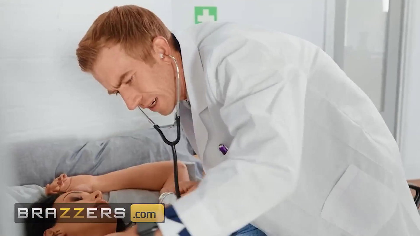 Brazzers – Doctor Danny Cures Kiki Daniels’ Cold Feet With His Enormous Thick Cock