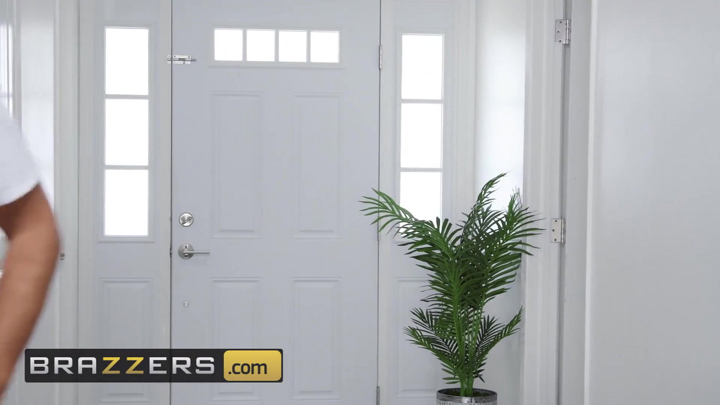 Brazzers – Gabbie Carter came for the massage stayed for the big cock