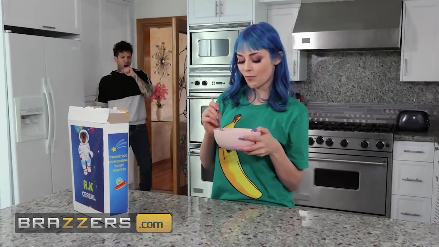 Brazzers – Gorgeous Jewelz Blu Finds His Brother’s Friend Small Hands Sniffing Her Underwear