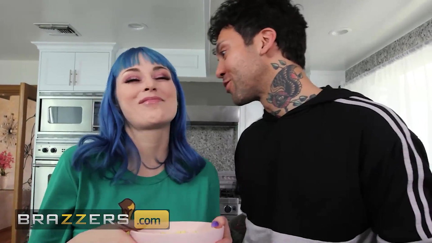 Brazzers – Gorgeous Jewelz Blu Finds His Brother’s Friend Small Hands Sniffing Her Underwear