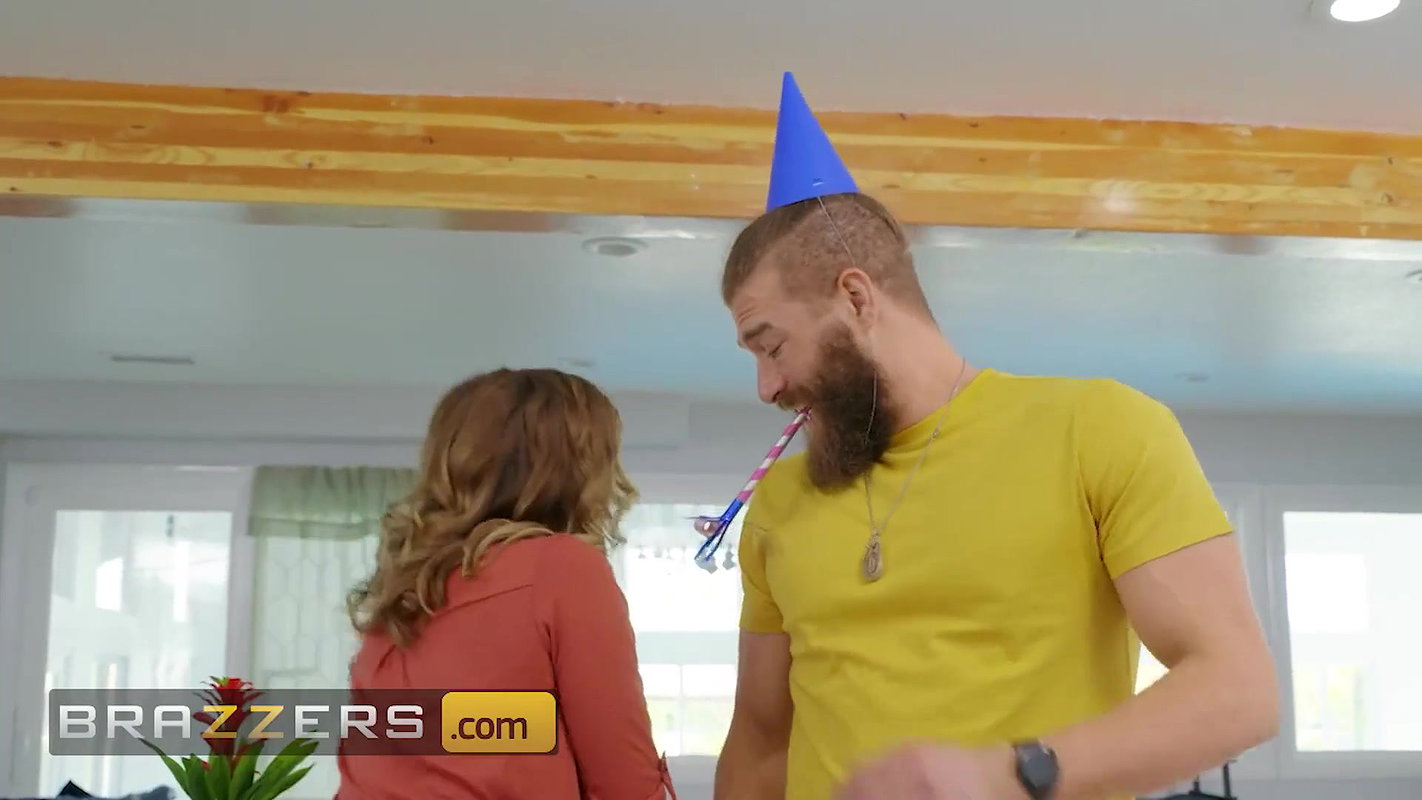 Brazzers – Lesbian Roomies Codi Vore & Nolina Nyx Give Xander A Steamy 3some As A Birthday Present