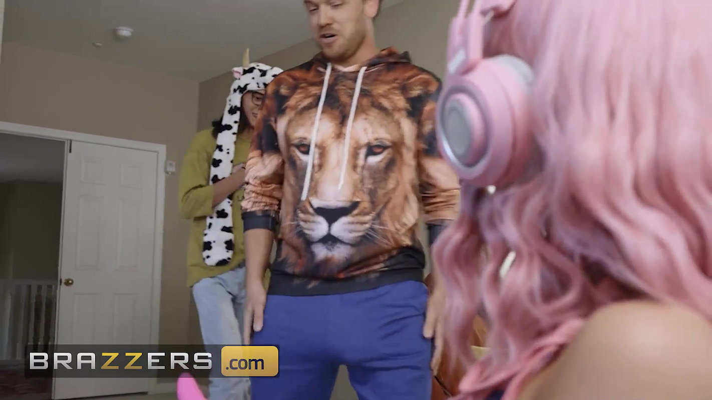 Brazzers – Mia Kay Jerks Off In Front Of Camera Then Hot Milf Cherie Deville & Kyle Mason Join Her