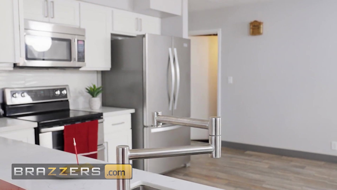 Brazzers – Oliver Goes On A Search To Find His Gf But Finds Her New Stepmom Dee Williams Instead