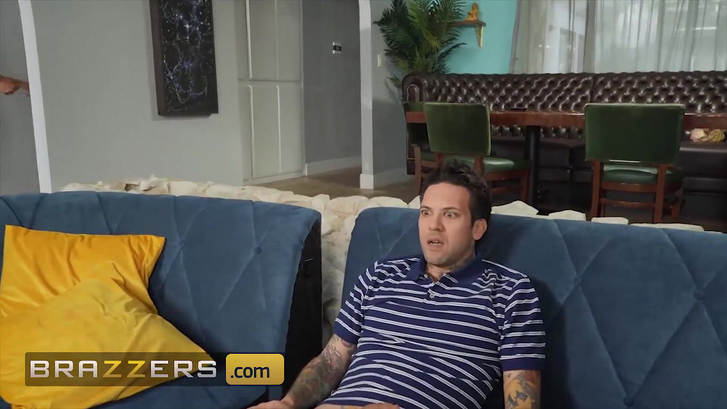 Brazzers – Phoenix Marie Gives Small Hands A Handjob But They Get Caught By His Gf Aften Opal