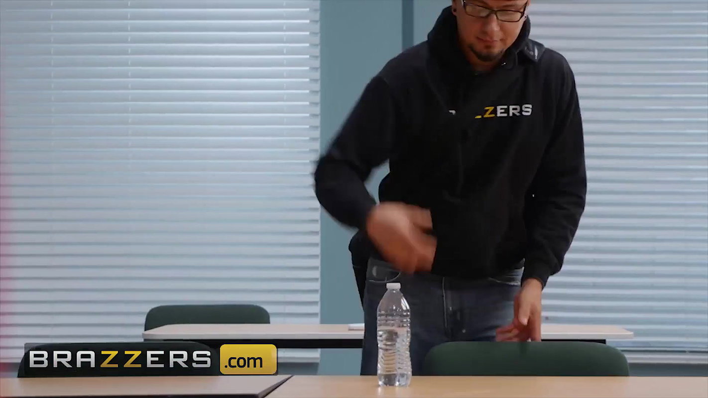 Brazzers – Sexy Babe Bella Rolland Is So Horny For An Old Man’s Cock