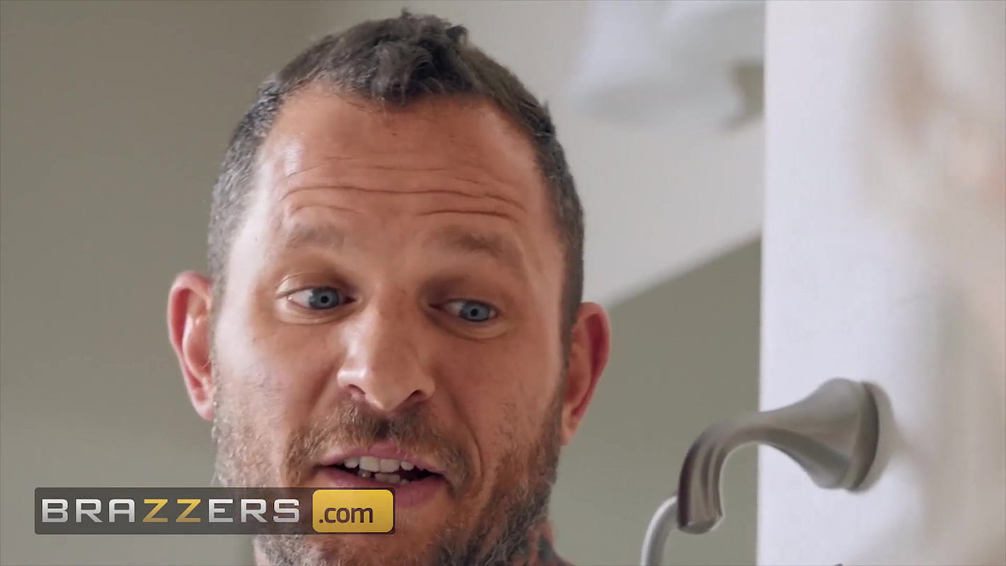 Brazzers – Sexy MILF Alena Croft Tries To Stretch Out Her Tight Ass With The Help Of Scott Nails