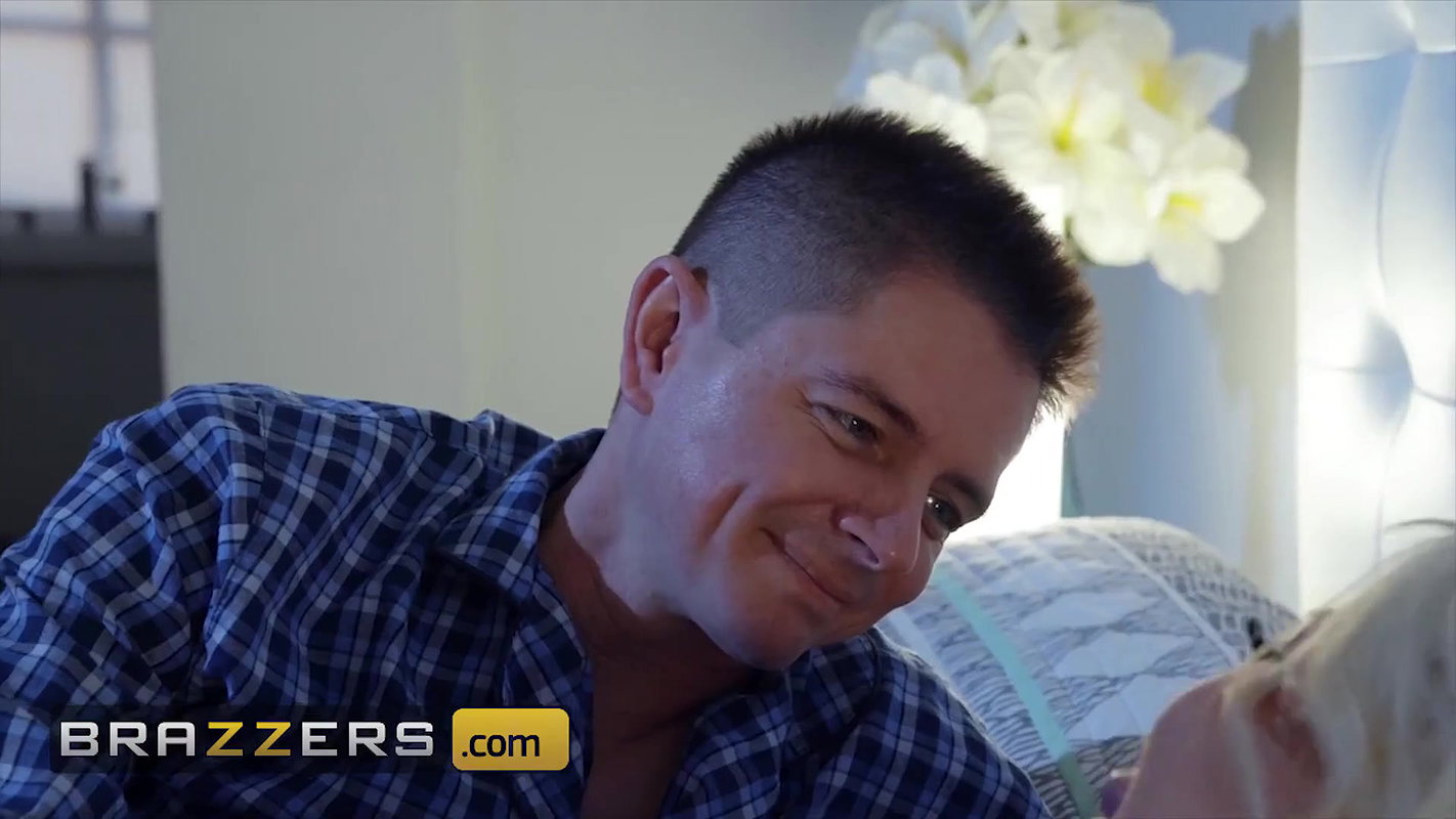 Brazzers – Tanned housewife Nicolette Shea bounces on a cock